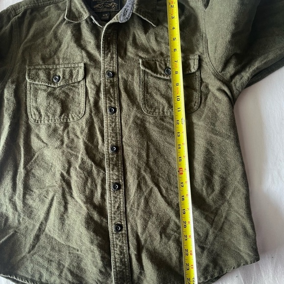 Green Casual Button Down Shirt with Collared Neckline - Picture 6 of 7